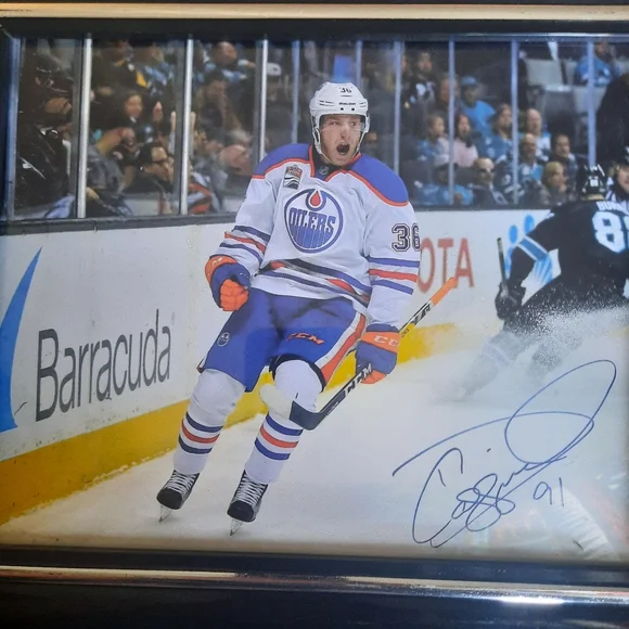 AUTOGRAPHED SPORTS - Picture 8 of 9
